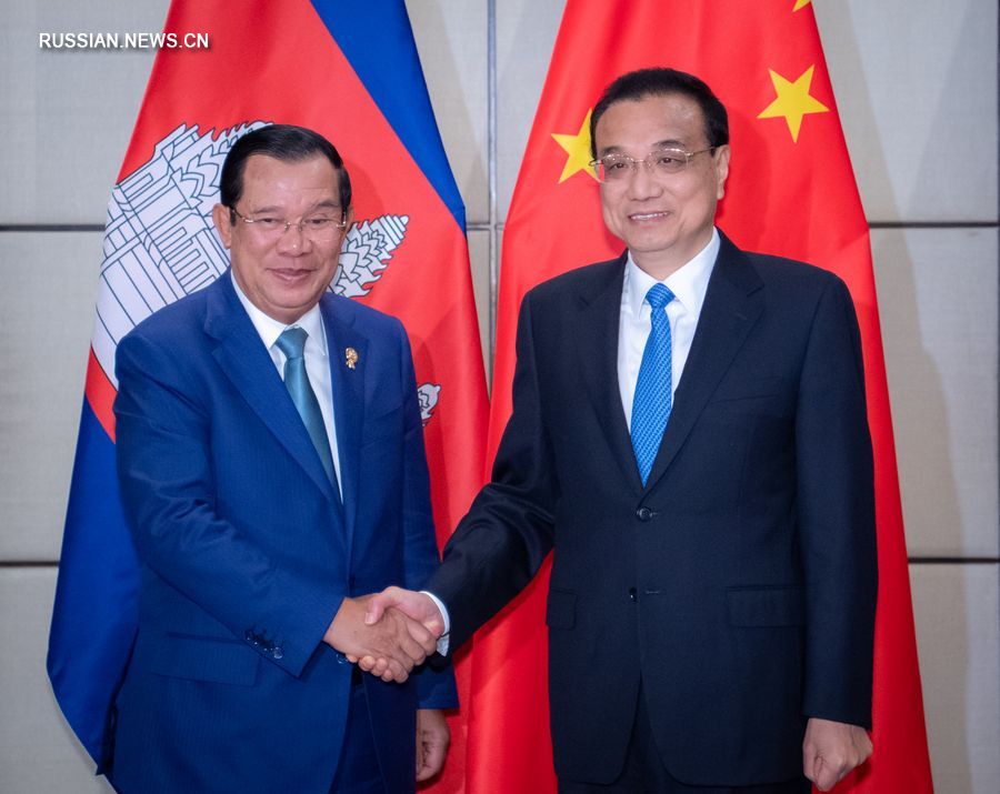 3 ноября премьер Госсовета КНР Ли Кэцян в Бангкоке встретился с премьер-министром Камбоджи Хун Сеном. /Фото: Синьхуа/