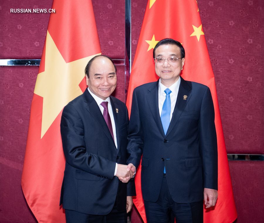 3 ноября премьер Госсовета КНР Ли Кэцян в Бангкоке встретился с премьер-министром Вьетнама Нгуен Суан Фуком, который принимает участие в ряде встреч руководителей по восточноазиатскому сотрудничеству. /Фото: Синьхуа/