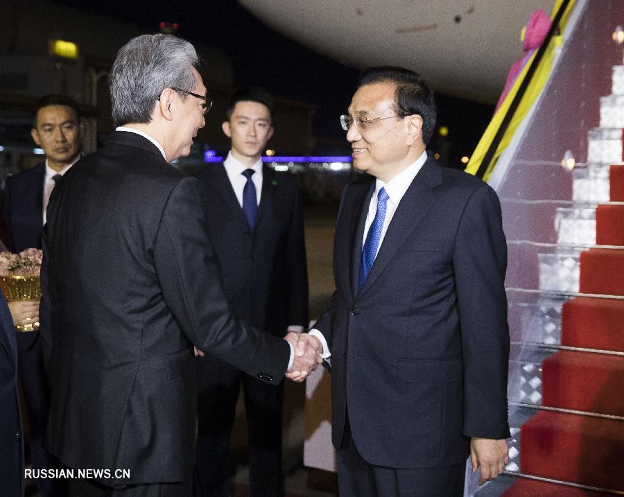 Премьер Госсовета КНР Ли Кэцян 2 ноября прибыл в Бангкок, где он примет участие в 22-й встрече руководителей Китай-АСЕАН /10+1/, 22-й встрече руководителей АСЕАН-Китай-Япония-Республика Корея /10+3/ и 14-м Восточноазиатском саммите, а также совершит официальный визит в Таиланд. /Фото: Синьхуа/