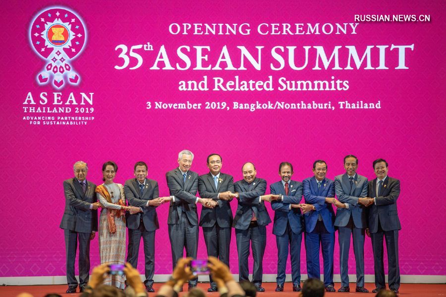 3 ноября лидеры стран АСЕАН фотографируются на церемонии открытия 35-го саммита АСЕАН и связанных с ним встреч на высшем уровне в Бангкоке, столице Таиланда. /Фото: Синьхуа/