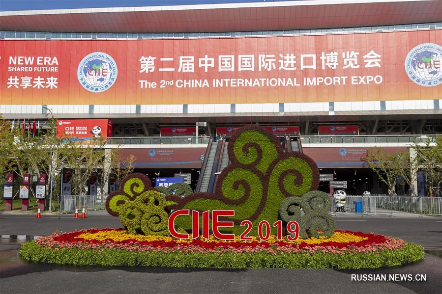 Место проведения 2-го Китайского международного импортного ЭКСПО украшено инсталляциями из свежих цветов
