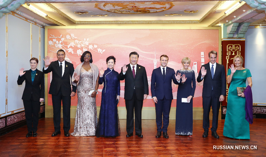 Си Цзиньпин устроил банкет в честь почетных гостей 2-го Китайского международного импортного ЭКСПО