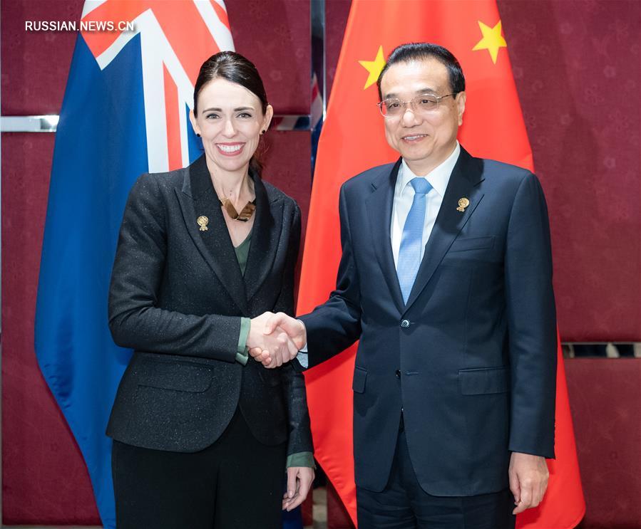 Бангкок, 4 ноября /Синьхуа/ -- Премьер Госсовета КНР Ли Кэцян в понедельник в Бангкоке встретился с премьер-министром Новой Зеландии Джасиндой Ардерн.