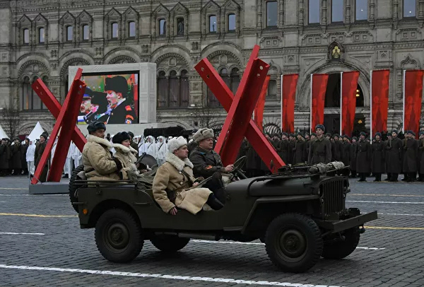 Перед гостями парада проехали боевые машины времен Великой Отечественной войны.