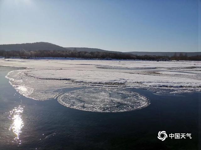 На реке в Китае появился вращающийся ледяной круг
