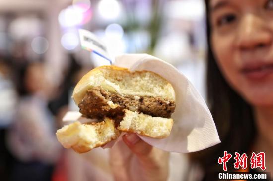 Гамбургер из искусственного мяса пользуется большой популярностью на втором Китайском международном импортном ЭКСПО 
