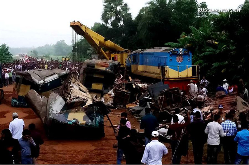 По меньшей мере 16 человек погибли в результате столкновения двух пассажирских поездов в Бангладеш