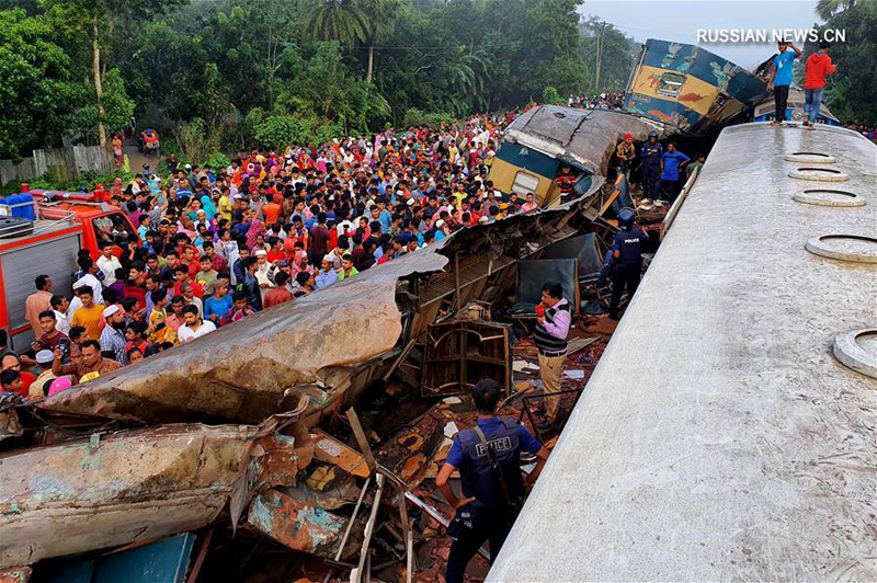 По меньшей мере 16 человек погибли в результате столкновения двух пассажирских поездов в Бангладеш