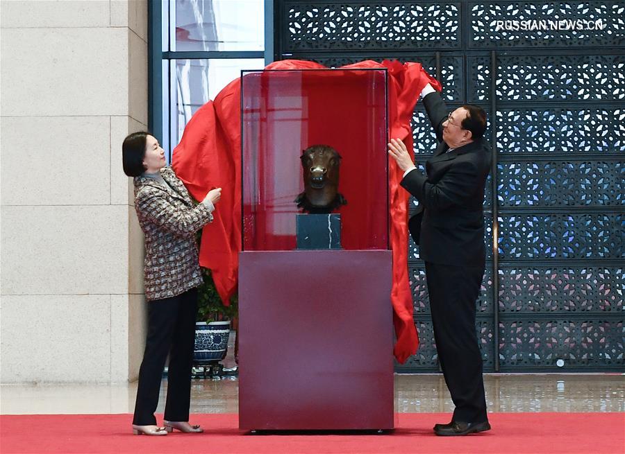В Пекине прошла церемония передачи в дар бронзовой лошадиной головы из парка Юаньминъюань