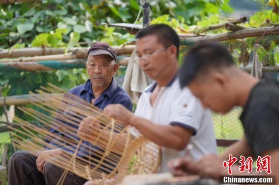 Три поколения семьи в Юго-Западном Китае занимаются плетением бамбука