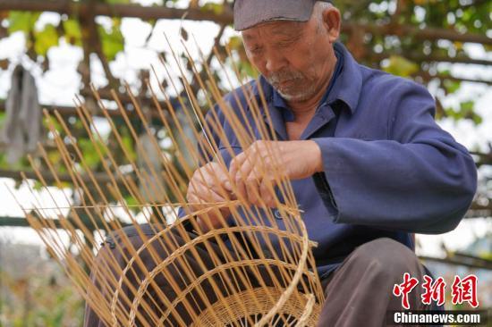 Три поколения семьи в Юго-Западном Китае занимаются плетением бамбука