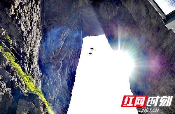 “Реактивные люди” пролетели над пещерой Тяньмэньшань