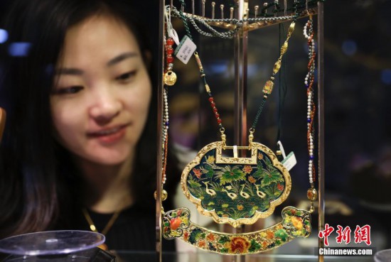 В Пекине открылась масштабная выставка ювелирных изделий 