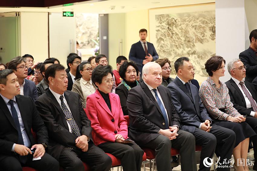 В Пекине открылась выставка  Фэн Ишу картин «Дружба в новую эпоху»