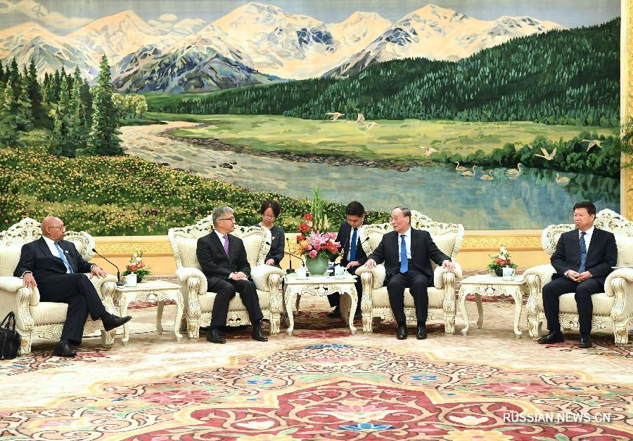 Ван Цишань встретился с делегацией США, принимающей участие в диалоге между политическими партиями Китая и США