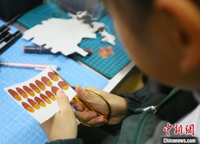Китайские школьники делают бумажные скульптуры