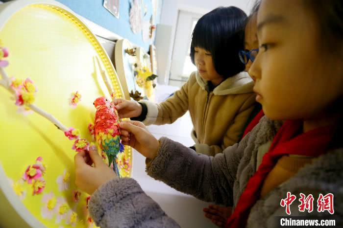 Китайские школьники делают бумажные скульптуры