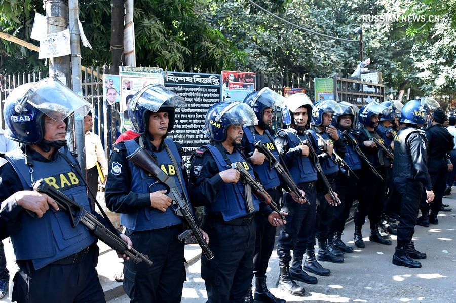 27 ноября в Дакке сотрудники правоохранительных органов дежурят у здания суда. /Фото: Синьхуа/