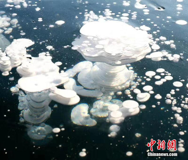 В китайском озере появились ледяные пузыри