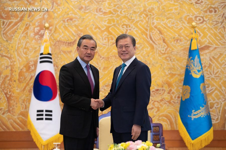 Президент Республики Корея Мун Чжэ Ин /справа/ 5 декабря провел встречу с членом Госсовета КНР, министром иностранных дел Ван И. /Фото: Синьхуа/