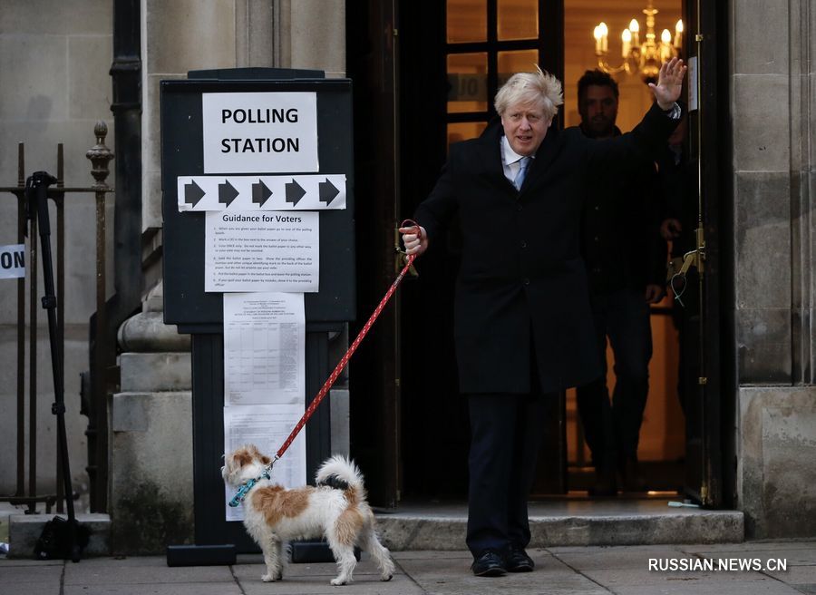 12 декабря, Лондон. Премьер-министр Великобритании, лидер Консервативной партии Борис Джонсон покидает избирательный участок. /Фото: Синьхуа/