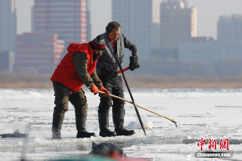 На реке Северо-Восточного Китая добывают лед
