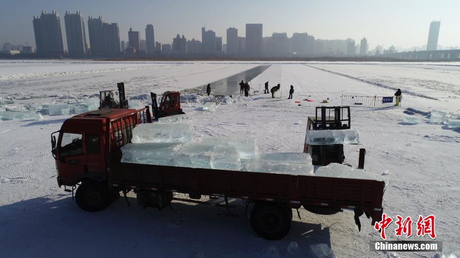 На реке Северо-Восточного Китая добывают лед