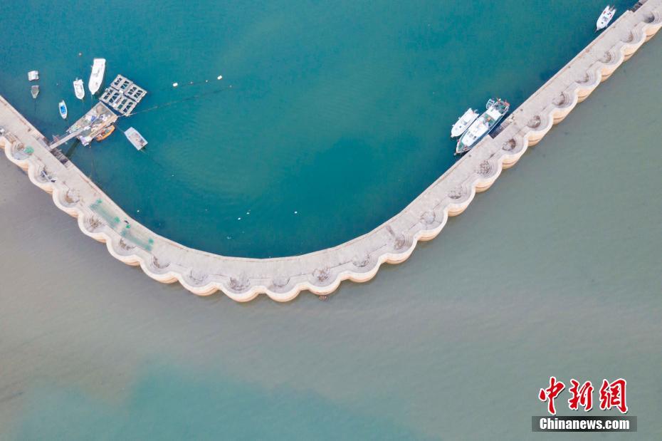 Вода в рыбацкой гавани в Китае приобрела два цвета