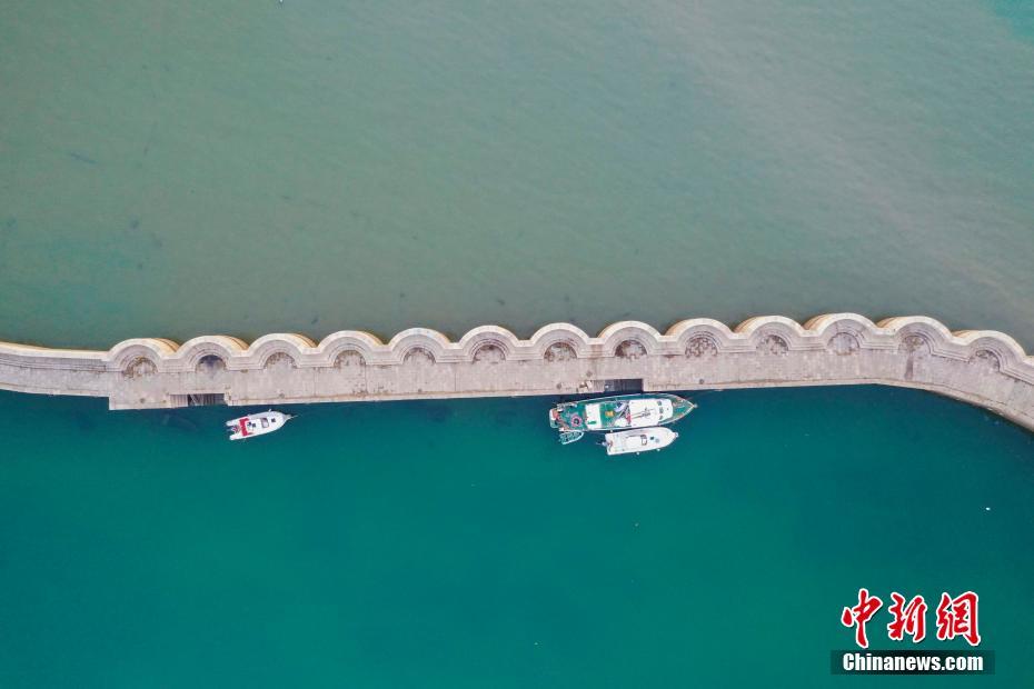 Вода в рыбацкой гавани в Китае приобрела два цвета