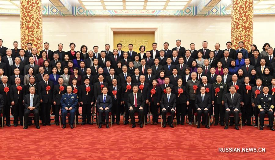 Си Цзиньпин встретился с передовыми кадрами-ветеранами, вышедшими на пенсию