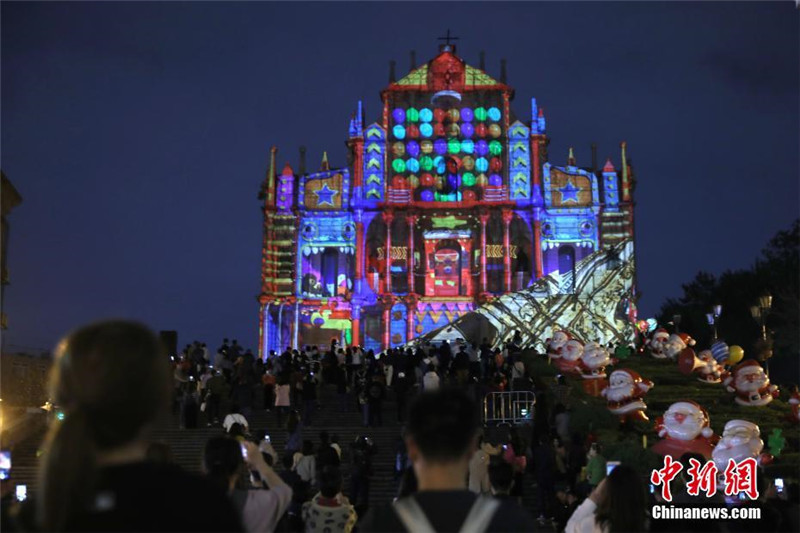 На руинах святого Павла АТР Аомэнь провели световое шоу в честь 20-й годовщины возращения района под юрисдикцию Китая