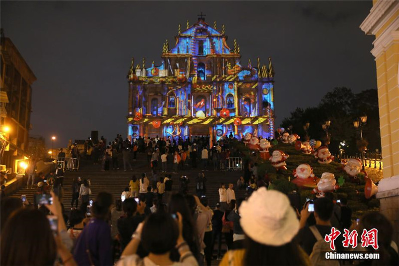 На руинах святого Павла АТР Аомэнь провели световое шоу в честь 20-й годовщины возращения района под юрисдикцию Китая