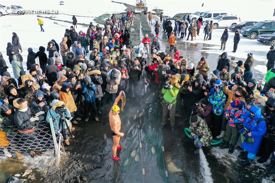 Зимняя рыбалка посреди заснеженной степи