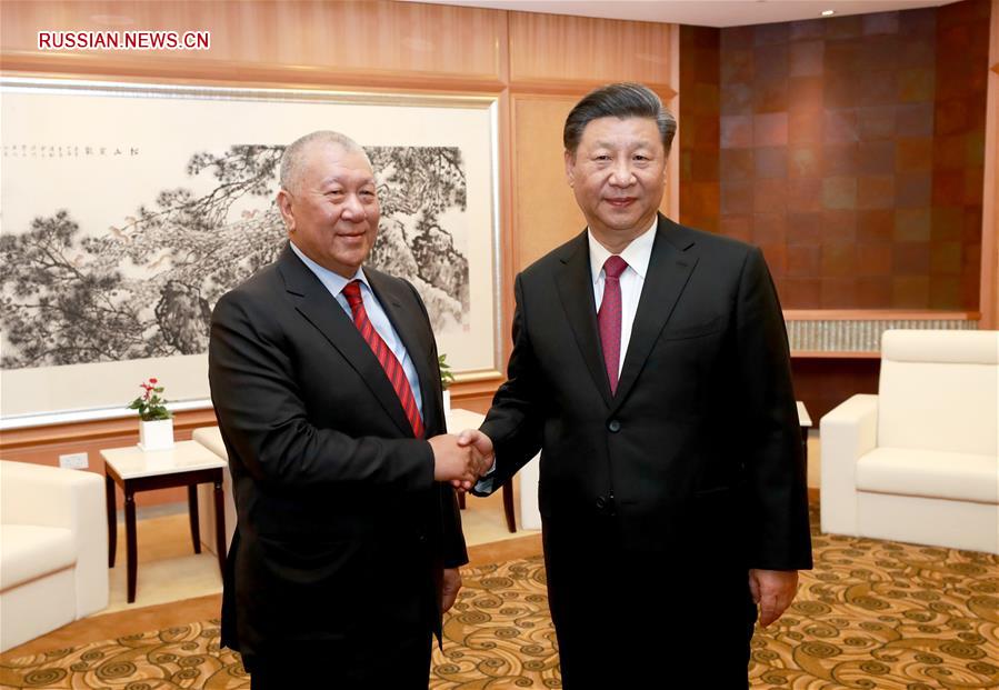 Си Цзиньпин встретился с заместителем председателя ВК НПКСК Хэ Хоухуа