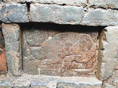 В древней гробнице в Китае найден кирпич с изображением кота