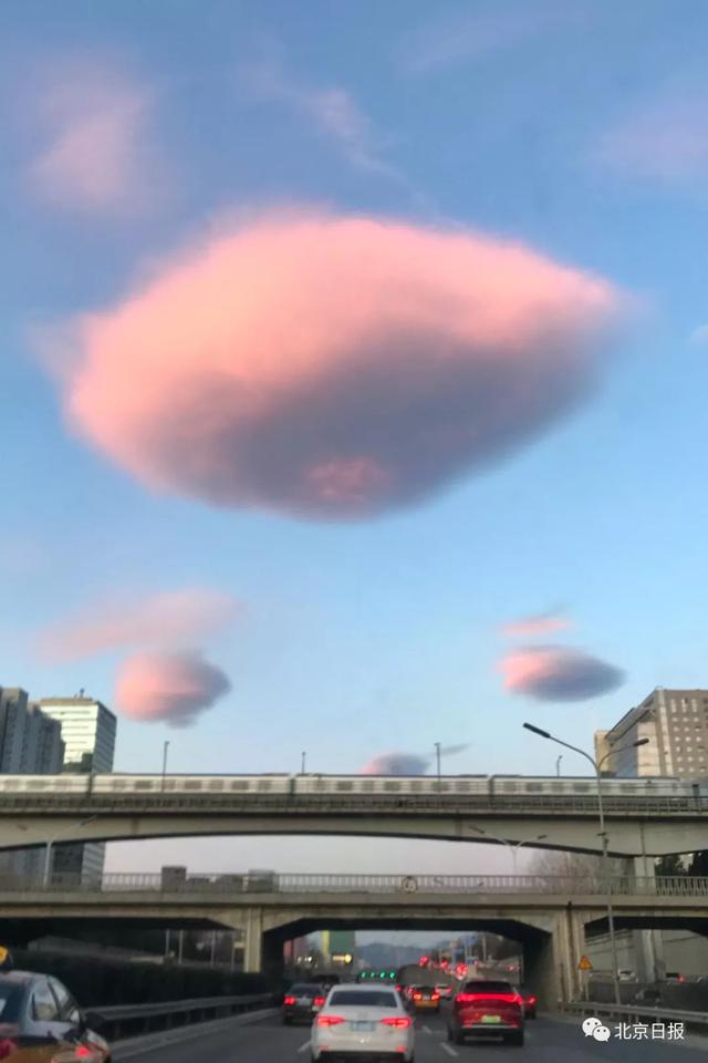 Над Пекином появились облака в форме чечевицы