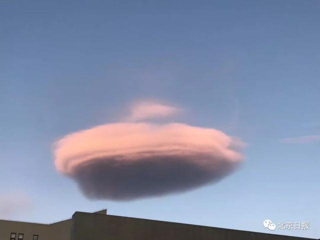 Над Пекином появились облака в форме чечевицы