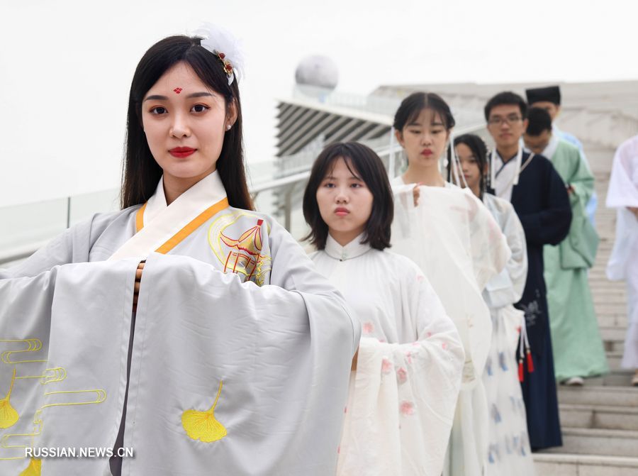 Традиционная одежда "ханьфу" нравится 65 проц. китайцев - опрос