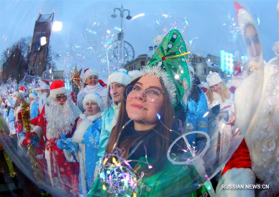 Новогоднее шествие Дедов Морозов и Снегурочек в Минске