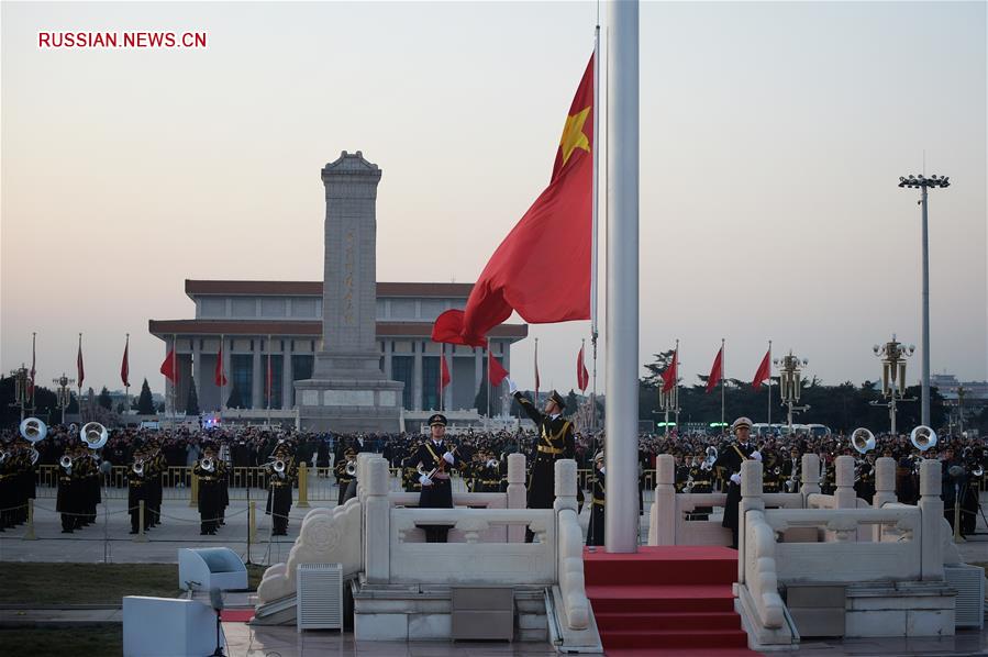 Церемония поднятия государственного флага на площади Тяньаньмэнь в первый день Нового года