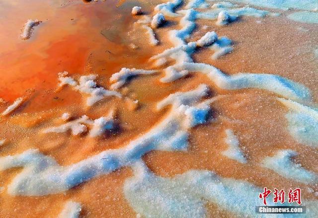 Соленое озеро на Севере Китая покрылось ледяными цветами