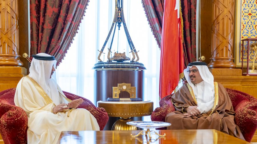Принц Бахрейна Сальман бин Хамад аль-Халифа /справа/ на встрече с Абделем Латифом бен Рашидом аз-Зайяни. /Фото: Синьхуа/Бахрейнское информационное агентство/