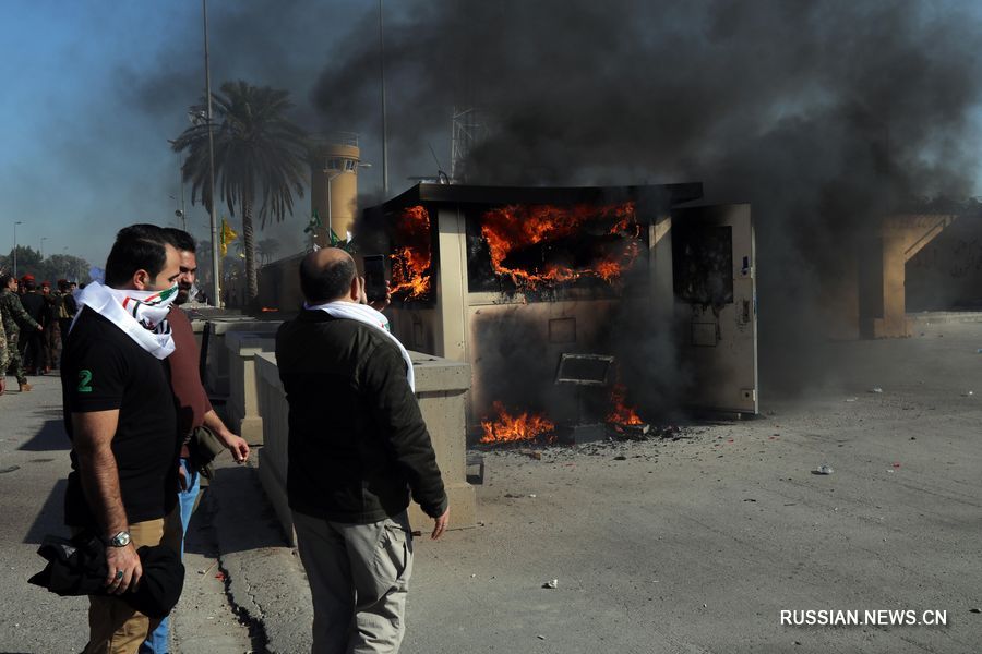 31 декабря 2019 года протестующие подожгли одну из проходных посольства США в Багдаде, столице Ирака. /Фото: Синьхуа/