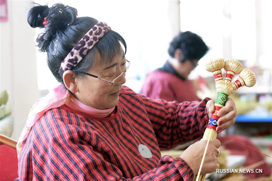 Вязание веников и метелок помогает победить бедность в хошуне Байрин-Цзо