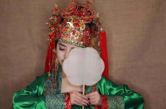  Китаянка создаёт головные уборы из алюминиевых банок