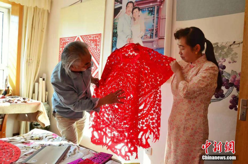 Китайский художник вырезал одежду из бумаги