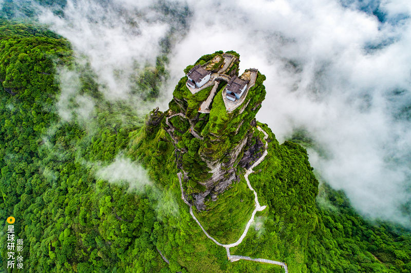 Пейзаж самой известной горы в провинции Гуйчжоу - гора Фаньцзиншань