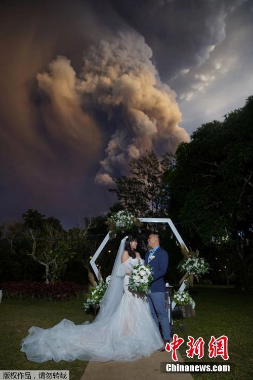 Романтика в опасности! Филиппинская пара проводит свадьбу на фоне извержения вулкана