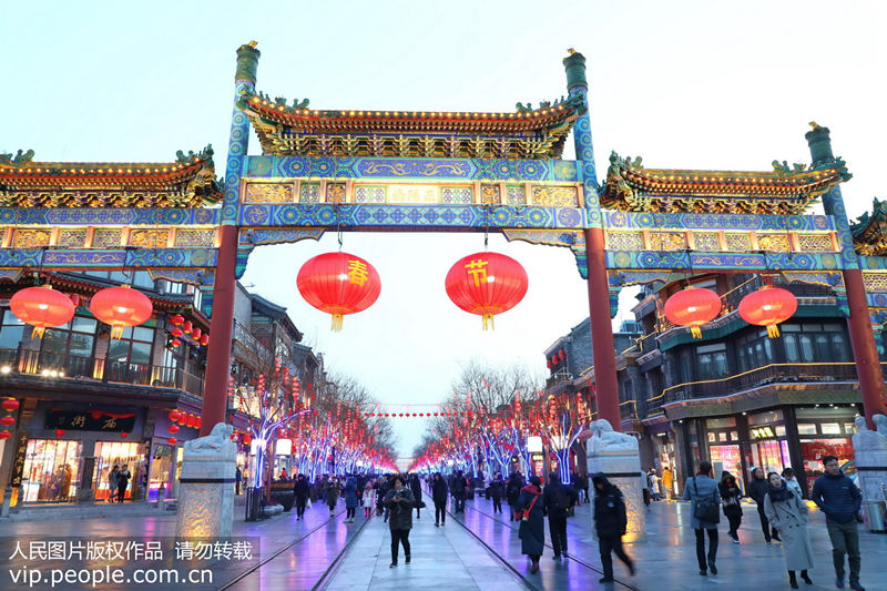 На улице Цяньмэнь Пекина украшают праздничные фонари