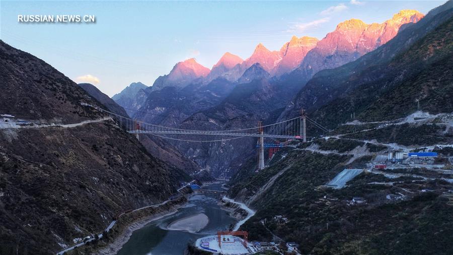 В провинции Юньнань завершена стыковка автомобильного моста через реку Цзиньшацзян